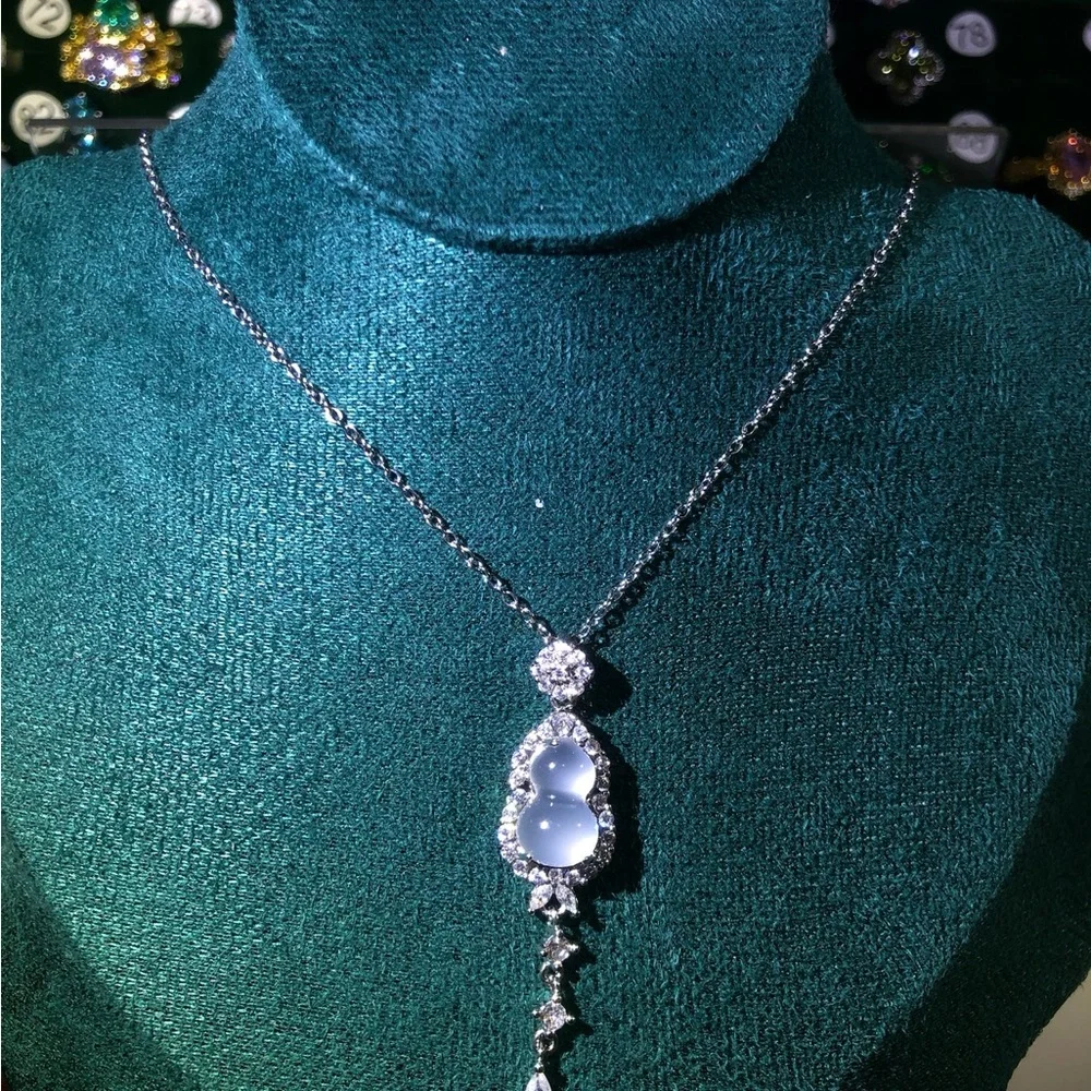 Elegant Silver Pendant Necklace - Picture 3 of 6